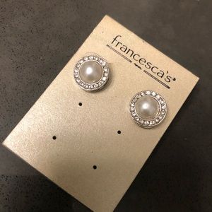 Stud pearl earrings